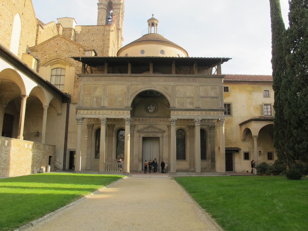Cappella dei Pazzi de Brunelleschi, c. 1429–1461, claustro de Santa Croce, Florença — laboratório de proporções da arquitetura renascentista