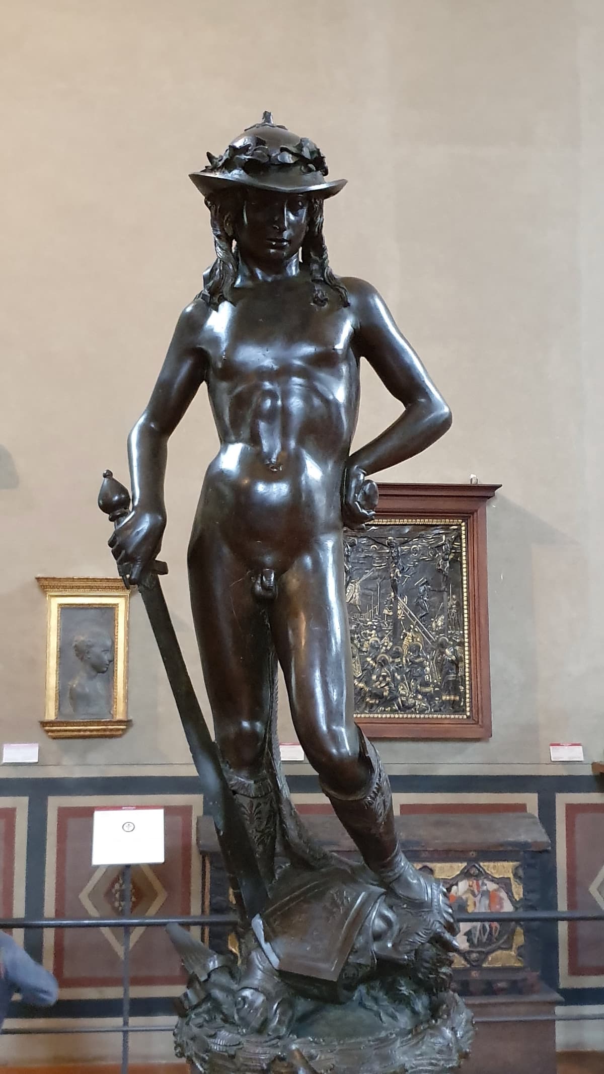 David de bronze de Donatello, c. 1440, Museu Nacional do Bargello, Florença, primeira escultura de nu masculino em pé desde a Antiguidade