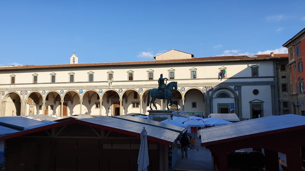 Loggia do Ospedale degli Innocenti de Brunelleschi, 1419–1445, Piazza SS. Annunziata, Florença — primeiro edifício renascentista da história