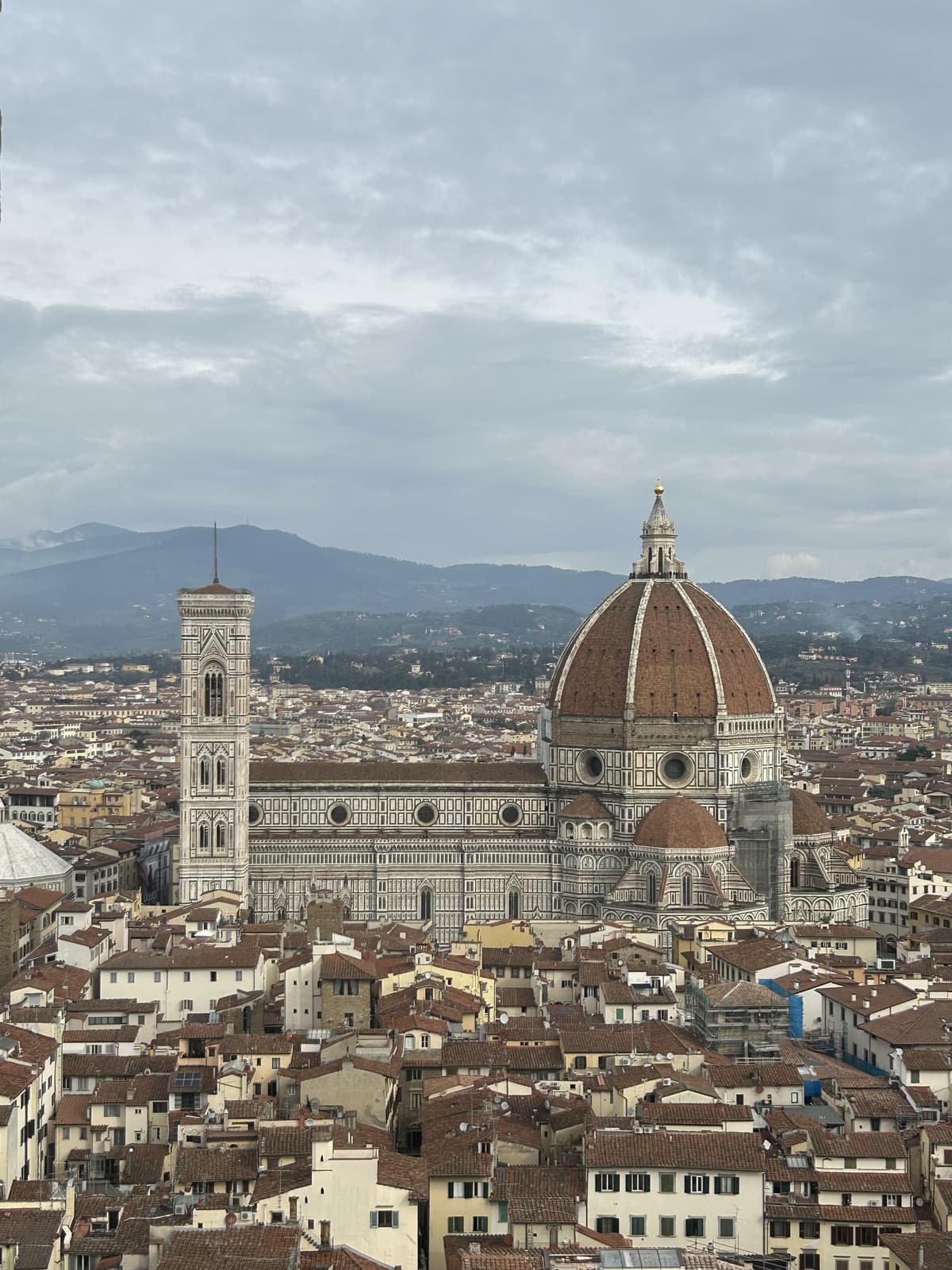 Vista elevada de Florença com a cúpula de Brunelleschi como elemento central da paisagem urbana