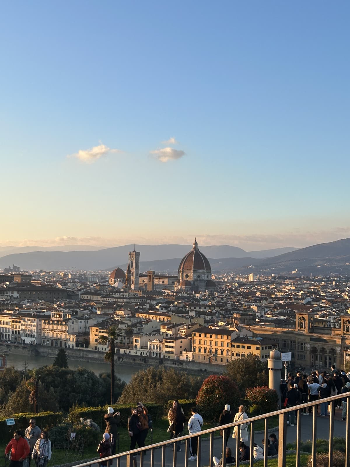 Panorama de Florença ao entardecer visto do Piazzale Michelangelo, com a cúpula de Brunelleschi dominando o horizonte da cidade