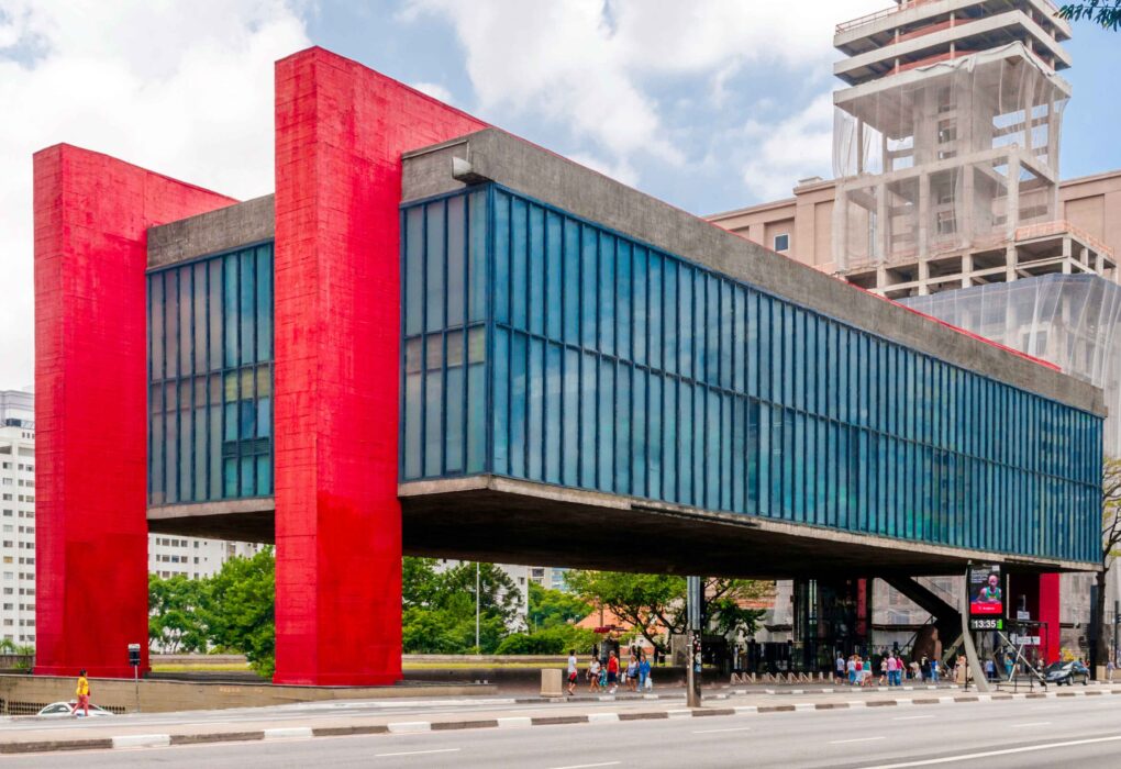 masp: museu de arte de são paulo visto de fora.