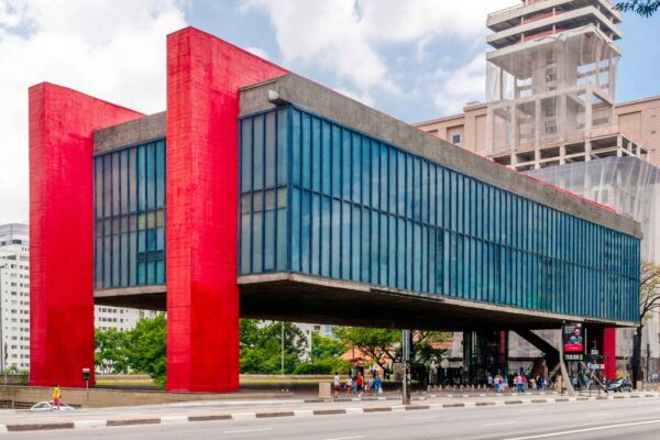 masp: museu de arte de são paulo visto de fora.