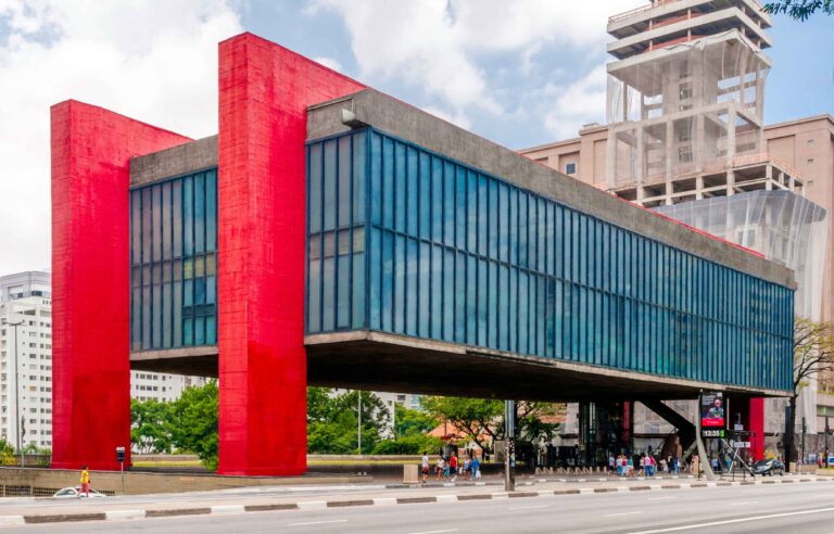 masp: museu de arte de são paulo visto de fora.