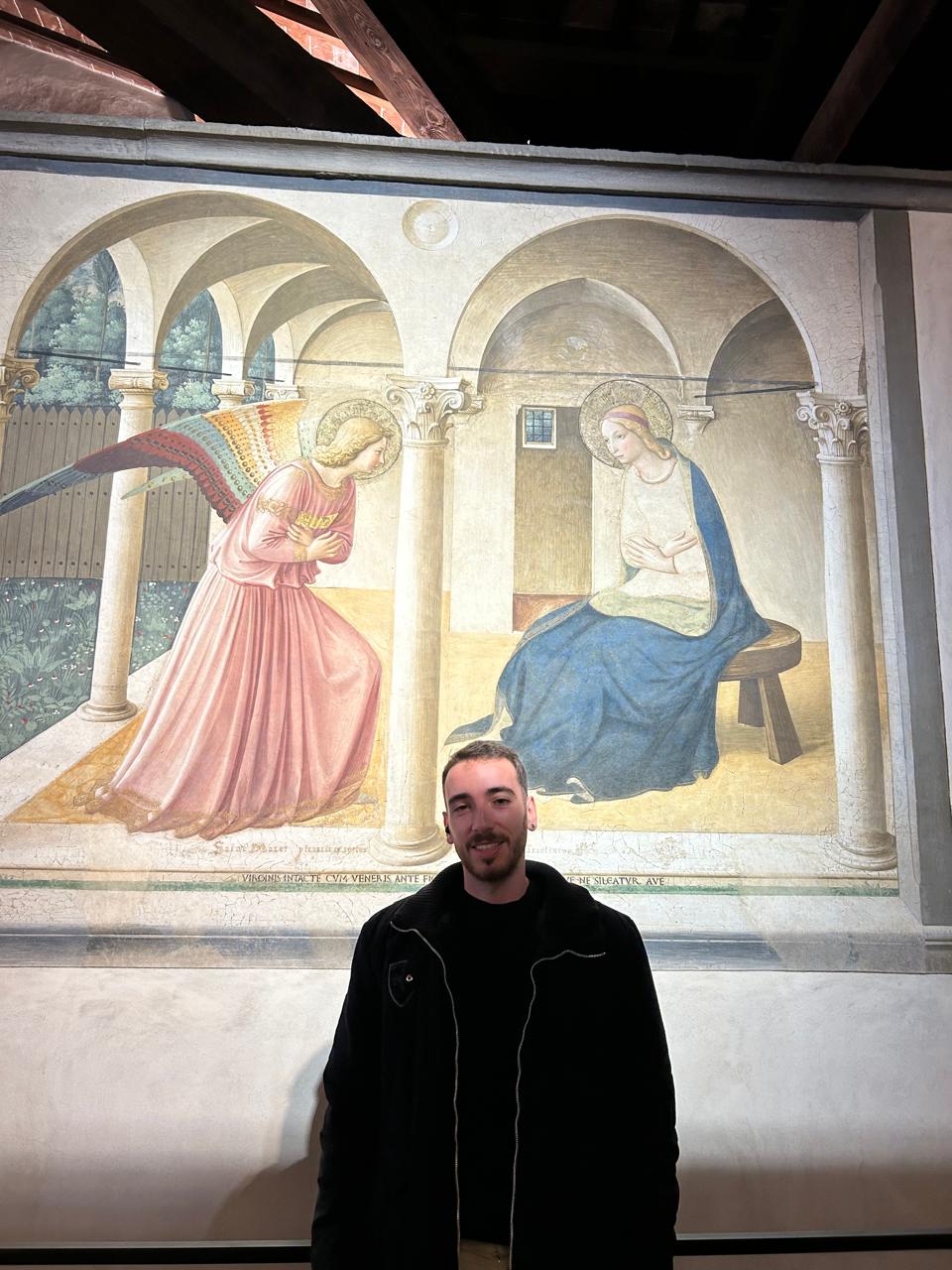 Visitante diante da Anunciação de Fra Angelico no Museu de San Marco
