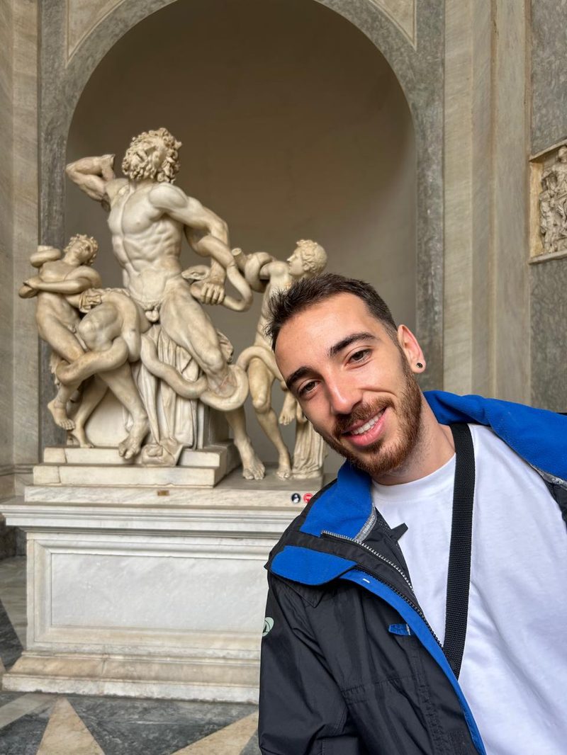 Lucas Ximenes diante de obra renascentista